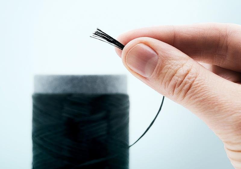 Hauchdünn und leistungsstark: Die biobasierten Carbonfasern können Durchmesser von deutlich unter vier Mikrometern erreichen. Ihre mechanische, elektrische und thermische Performance erreicht dabei die, herkömmlicher erdölbasierter Carbo | Quelle: ©Fraunhofer IAP/Kristin Stein