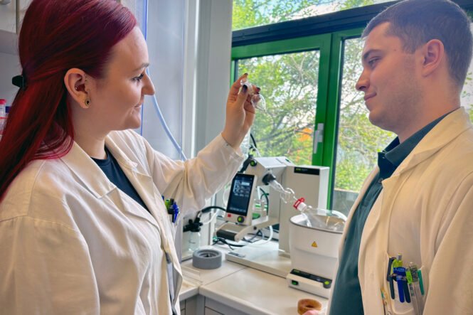 Melody Haarmann (links) und Max Scholz beim Aufreinigen der Produkte. Credits: Yannik Kubsch