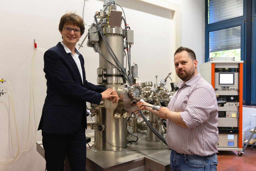 Dr. Philipp Rahe (links) und Dr. Jonas Heggemann vor dem Rastersondenmikroskop. Credits: Vivienne Vent