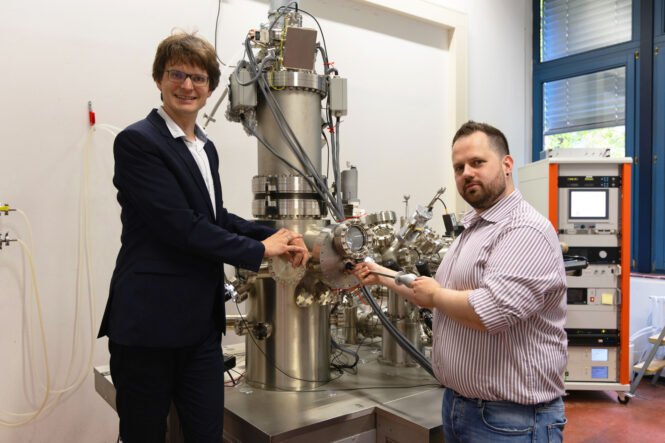 Dr. Philipp Rahe (links) und Dr. Jonas Heggemann vor dem Rastersondenmikroskop. Credits: Vivienne Vent