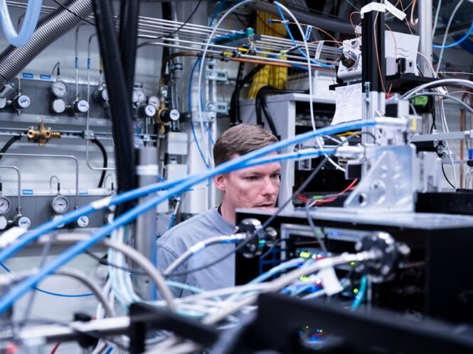 Johan Bielecki an Experimentierstation. Credits: European XFEL