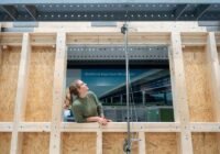 Mehr als Luft: Nadja Manser untersucht die horizontale Traglast von Wänden in Holzrahmenbauweise, die Fensteröffnungen enthalten. | Copyright: Empa