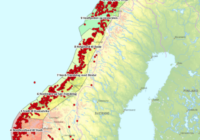 Rote Kreise: Alle Aquakulturanlagen in Norwegen, Stand: 14. Februar 2025. Die Karte zeigt auch die 13 Produktionsgebiete. Grün bedeutet akzeptable Umweltauswirkungen, gelb bedeutet mäßige Umweltauswirkungen und rot bedeutet unannehmbare Umweltauswirkungen. Karte/Quelle: Direktion für Fischerei