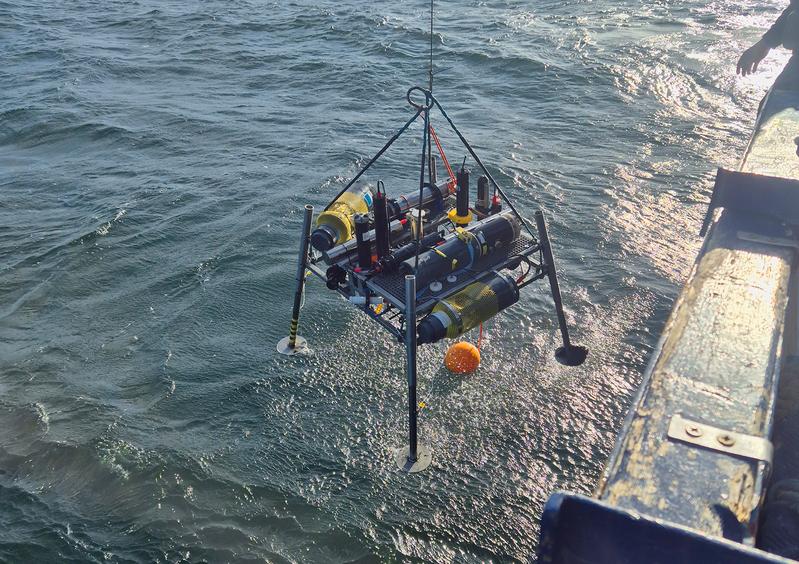 Zur Erhebung umfassender Ostsee-Datensätze als Basis für Zustands- und Klimamodellierung kommen unterschiedlichste Messsysteme zum Einsatz – wie hier ein Lander, bestückt mit modernster Sensorik für Messungen am Meeresgrund. | Quelle: S2B-Team | Copyright: IOW