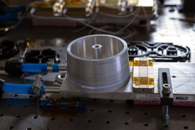 Wissenschaftler:innen des LZH testen im Projekt HALLOA einen Laserfaserverstärker und andere Komponenten auf Weltraumtauglichkeit. | Copyright: LZH |