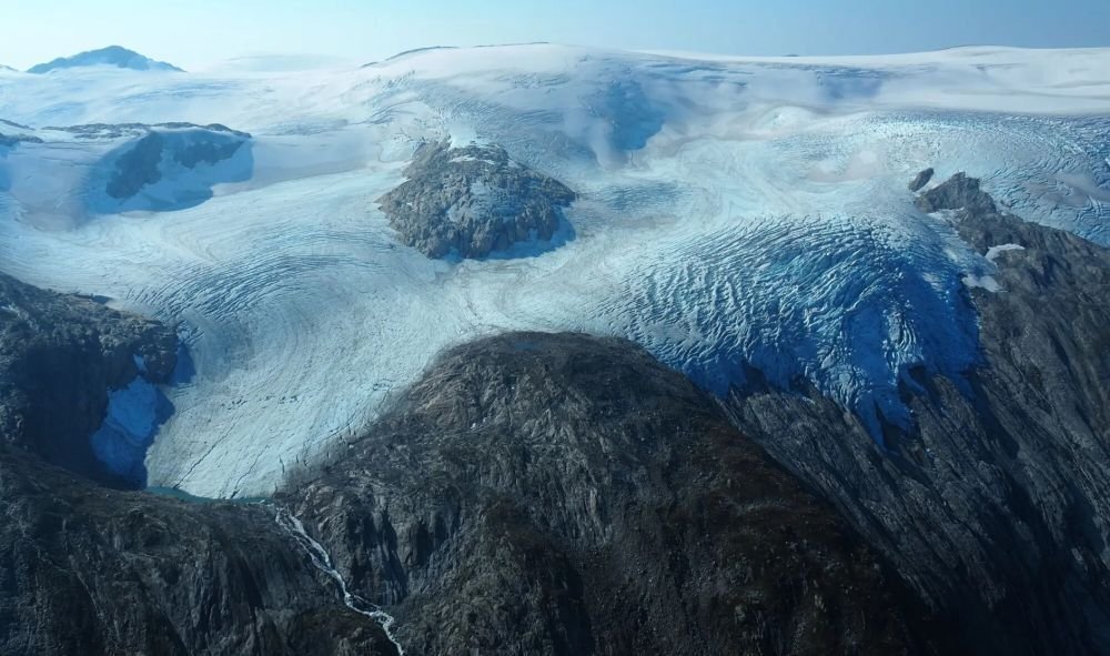 Die Eiskappe Jostedalsbreen zeichnet sich durch ausgedehnte flache Gebiete in ihrem Inneren und mehrere Auslassgletscher — aus, die hier von Opptaksbreen veranschaulicht werden. Foto: Jostein Aasen / NVE / Jostice