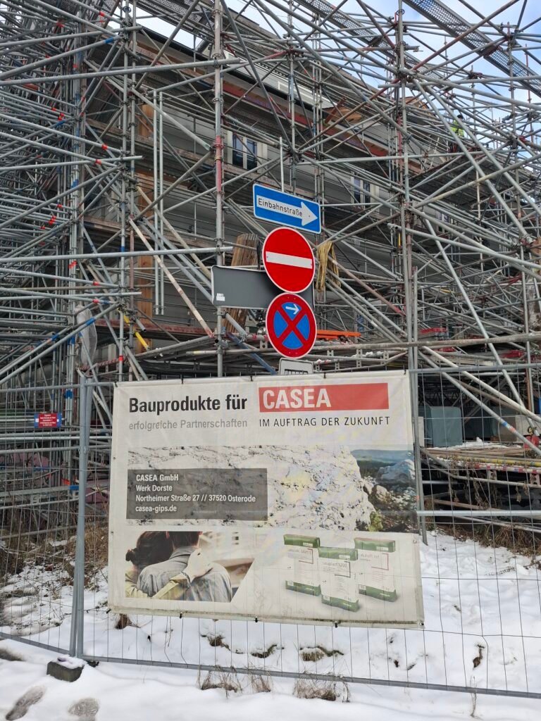 Schlimmste Schönfärberei: CASEA-Plakat an Schachtrupp-Villa Credits: LabNews Media LLC