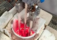 Versuchsstand im Labor: Blick in die Glasschmelzwanne mit der heißen Glasschmelze. | Quelle: TU Bergakademie Freiberg | Copyright: TU Bergakademie Freiberg