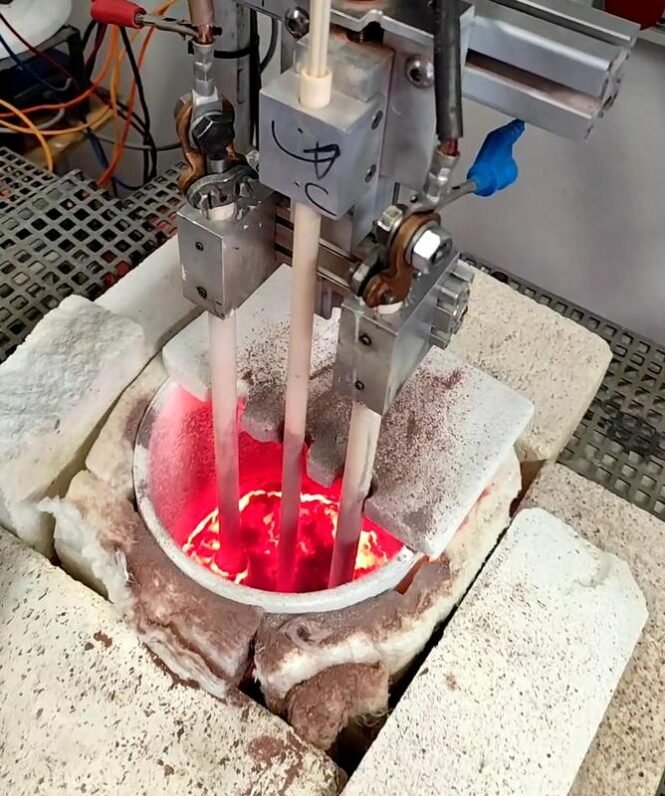 Versuchsstand im Labor: Blick in die Glasschmelzwanne mit der heißen Glasschmelze. | Quelle: TU Bergakademie Freiberg | Copyright: TU Bergakademie Freiberg