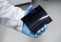Eine Solarzelle aus Perovskit. Die Dünnschichttechnologie ermöglicht die Herstellung von leichten und flexiblen Solarzellen. Dank der zweischichtigen Tandem-Konstruktion können sie zudem mehr Licht einfangen als herkömmliche Silizium-Zellen. | Copyright: Empa