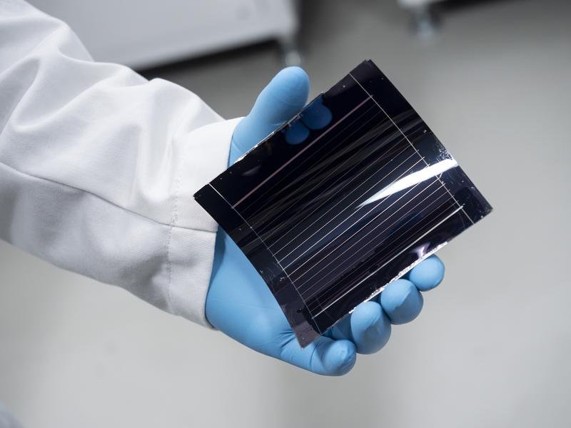 Eine Solarzelle aus Perovskit. Die Dünnschichttechnologie ermöglicht die Herstellung von leichten und flexiblen Solarzellen. Dank der zweischichtigen Tandem-Konstruktion können sie zudem mehr Licht einfangen als herkömmliche Silizium-Zellen. | Copyright: Empa 