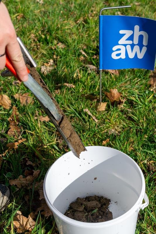 Probenentnahme für eine PFAS-Analyse der ZHAW