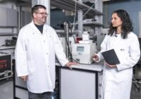 PSI-Forschende Benjamin Brem (links) und Sarah Tinorua in einem ihrer Labore am Zentrum für Energie- und Umweltwissenschaften am Paul Scherrer Institut PSI. | Quelle: Markus Fischer | Copyright: Paul Scherrer Institut PSI