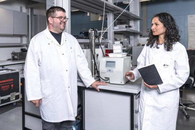 PSI-Forschende Benjamin Brem (links) und Sarah Tinorua in einem ihrer Labore am Zentrum für Energie- und Umweltwissenschaften am Paul Scherrer Institut PSI. | Quelle: Markus Fischer | Copyright: Paul Scherrer Institut PSI