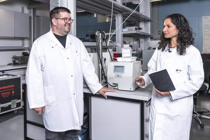 PSI-Forschende Benjamin Brem (links) und Sarah Tinorua in einem ihrer Labore am Zentrum für Energie- und Umweltwissenschaften am Paul Scherrer Institut PSI. | Quelle: Markus Fischer | Copyright: Paul Scherrer Institut PSI