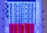 In einem Forschungslabor des SFB/TRR »CATALIGHT«: Katalyselösungen mit lumineszierendem Ruthenium-Farbstoff, die im Reaktor mit sichtbarem Licht bestrahlt werden. | Quelle: Elvira Eberhardt / Uni Ulm