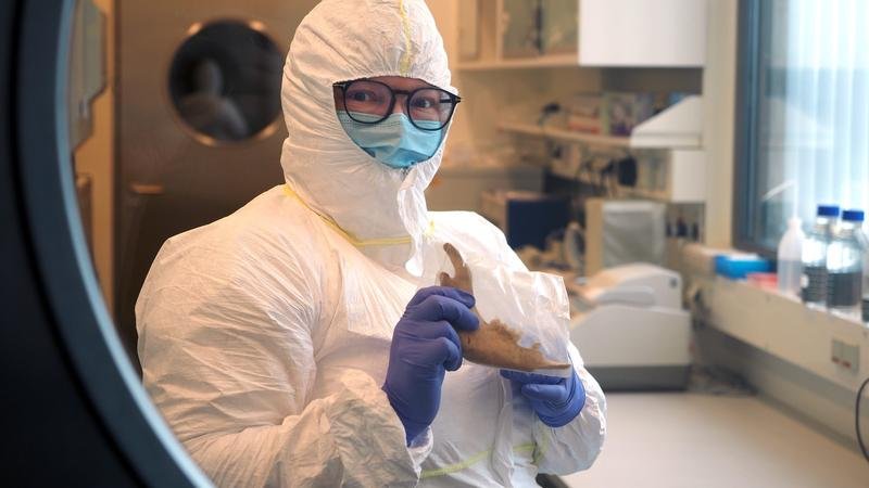 Die leitende Wissenschaftlerin Anne Kathrine W. Runge extrahiert DNA im Reinraum des Max-Planck-Instituts für Infektionsbiologie, um eine Kontamination der seltenen DNA aus archäologischen Tierresten zu vermeiden. | Quelle: Christian Denkhaus | Copyright: Max-Planck-Institut für Infektionsbiologie