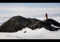 Forschende untersuchen einen Eisberg mit Gesteinsablagerungen auf der Oberfläche in der Framstraße | Quelle: Mario Hoppmann | Copyright: Alfred-Wegener-Institut / Mario Hoppmann