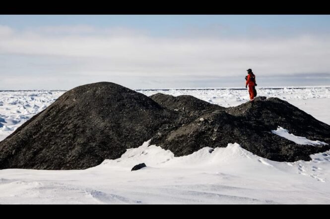 Forschende untersuchen einen Eisberg mit Gesteinsablagerungen auf der Oberfläche in der Framstraße | Quelle: Mario Hoppmann | Copyright: Alfred-Wegener-Institut / Mario Hoppmann