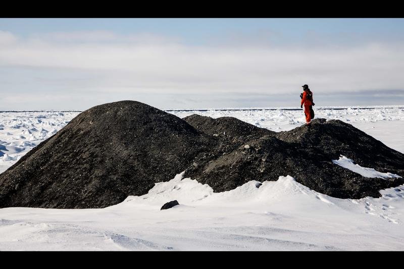 Forschende untersuchen einen Eisberg mit Gesteinsablagerungen auf der Oberfläche in der Framstraße | Quelle: Mario Hoppmann | Copyright: Alfred-Wegener-Institut / Mario Hoppmann