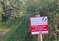 Zu Füßen des Blossenberges: R&S ersetzt Naturschutzschilder mit Warnschildern vor herabstürzenden Ästen. Credits: pugnalom