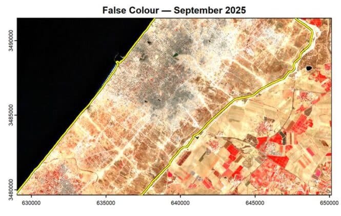 Der nördliche Teil des Gazastreifens (gelb umrandet) im September 2025. Rot kennzeichnet die Vegetationsflächen. | Quelle: ESA: Sentinel-2 | Copyright: Progress in Physical Geography