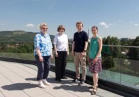 Das Forschungsteam des Exzellenzclusters »Balance of the Microverse« (v. l.): Prof. Dr. Maria Mittag, Prof. Dr. Rosalind Allen, Dr. Markus Lakemeyer und Prof. Dr. Miriam Rosenbaum. | Quelle: Yann Schosser
