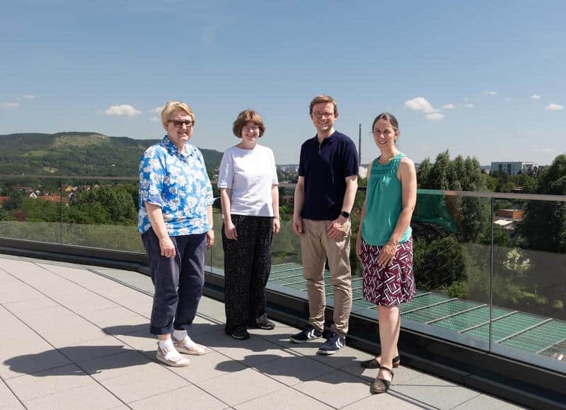 Das Forschungsteam des Exzellenzclusters »Balance of the Microverse« (v. l.): Prof. Dr. Maria Mittag, Prof. Dr. Rosalind Allen, Dr. Markus Lakemeyer und Prof. Dr. Miriam Rosenbaum. | Quelle: Yann Schosser