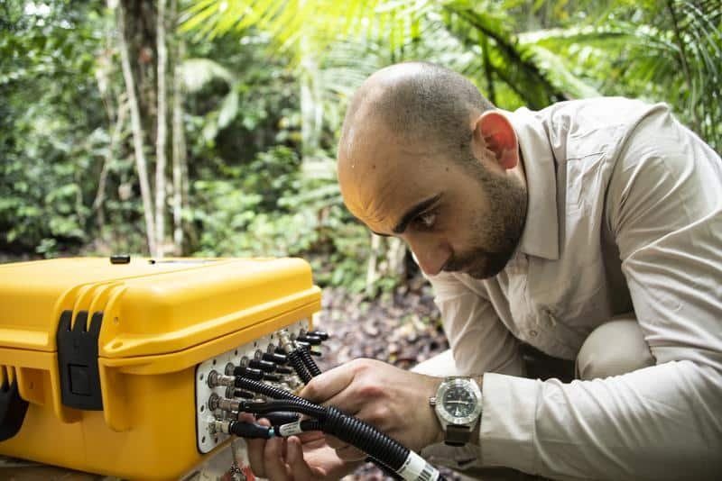 MPIC-Forscher Giovanni Pugliese bei der Arbeit im Amazonas-Regenwald. Mithilfe des Messgeräts erfasst er die Austauschprozesse des Bodens. | Quelle: Dom Jack, MPI für Chemie | Copyright: Dom Jack, MPI für Chemie