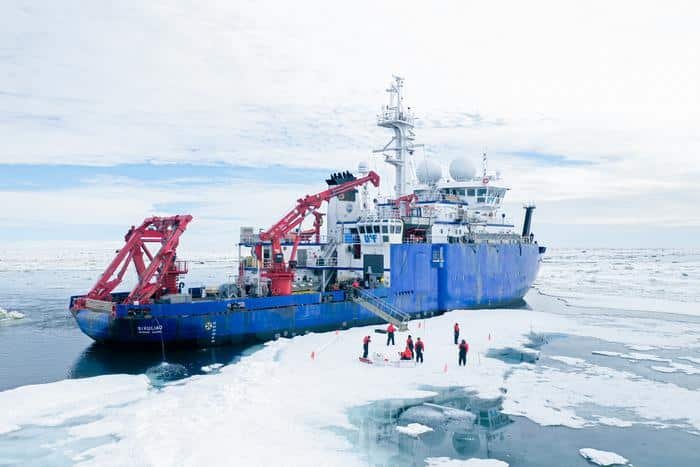 Im Jahr 2023 besuchten Forscher an Bord der Arktis die Tschuktschensee R/V Sikuliaq Untersuchung, wie lokale Strömungen und Meereis das saisonale Wachstum pflanzenähnlicher Organismen beeinflussen, die für die Kohlenstoffspeicherung und Nahrungsnetze im Ozean unerlässlich sind. (Bildnachweis: Lexi Arlen, Xavier Proctor)Kredit
Lexi Arlen, Xavier Proctor