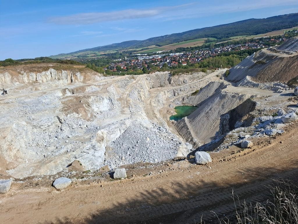 Landschaftszerstörung ist billig: Hier ein Tagebau von Rigips, Saint Gobain. Credits: pugnalom