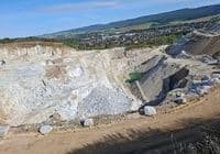 Landschaftszerstörung ist billig: Hier ein Tagebau von Rigips, Saint Gobain. Credits: pugnalom