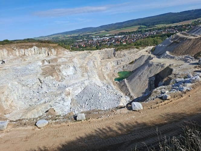 Landschaftszerstörung ist billig: Hier ein Tagebau von Rigips, Saint Gobain. Credits: pugnalom
