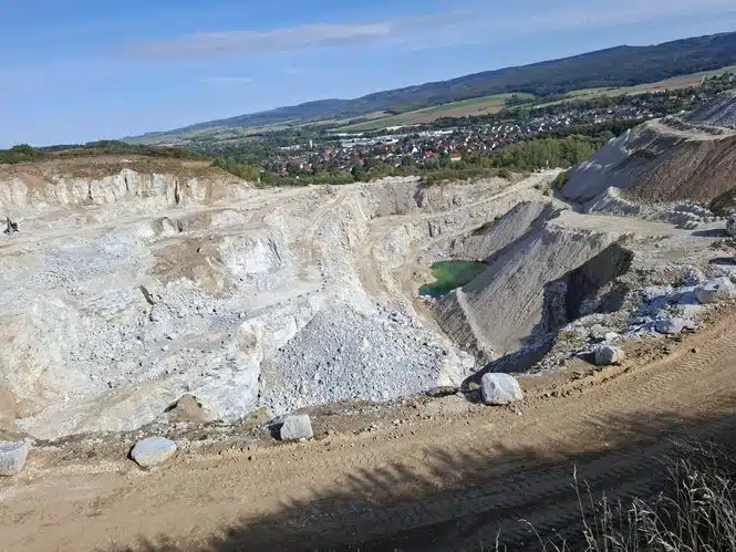Landschaftszerstörung ist billig: Hier ein Tagebau von Rigips, Saint Gobain. Credits: pugnalom