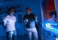 Hinter einer Glasscheibe beleuchten LED-Lampen kleine Reaktionsgefäße und aktivieren so chemische Reaktionen. Credits: ISTA