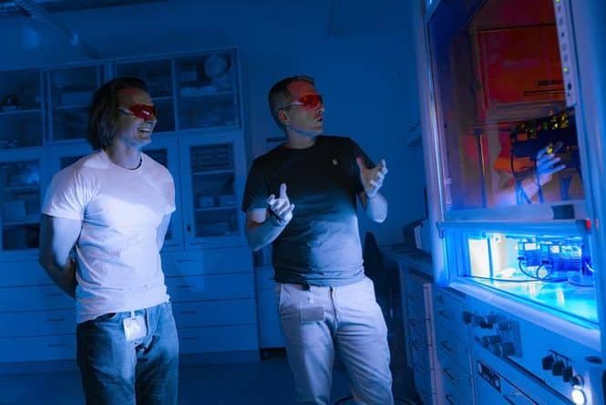 Hinter einer Glasscheibe beleuchten LED-Lampen kleine Reaktionsgefäße und aktivieren so chemische Reaktionen. Credits: ISTA
