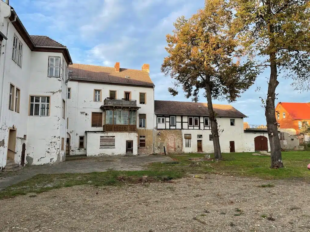 Mehr als ein neuer Anstrich: Das Rittergut Edelhof in Gröningen (Foto) wird aktuell mit Förderung der Deutschen Bundesstiftung Umwelt (DBU) modernisiert. Nachhaltige Energie- und Wärmeversorgung sowie innovative Dämmung sorgen für günstigen Wohnraum und den langfristigen Erhalt des historisch wertvollen GebäudesBildrechte:Deutsche Bundesstiftung Umwelt (DBU)Fotograf:Harald Garrecht