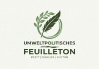 Logo for 'Umweltpolitisches Feuilleton' featuring green leaves and a feather within a circular motif, with subtitle 'Fazit | Diskurs | Kultur'