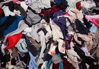 Vielerorts quellen die Altkleidercontainer über. Credits: NEOSIAM, pixabay