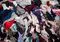 Vielerorts quellen die Altkleidercontainer über. Credits: NEOSIAM, pixabay