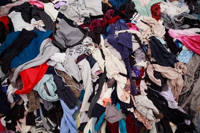 Vielerorts quellen die Altkleidercontainer über. Credits: NEOSIAM, pixabay