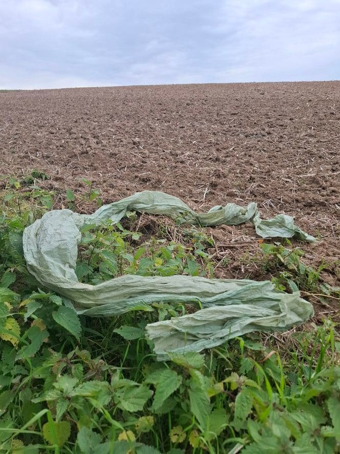 Inzwischen ein übliches Bild: Plastikmüll an und auf Äckern. Credits: Pugnalom