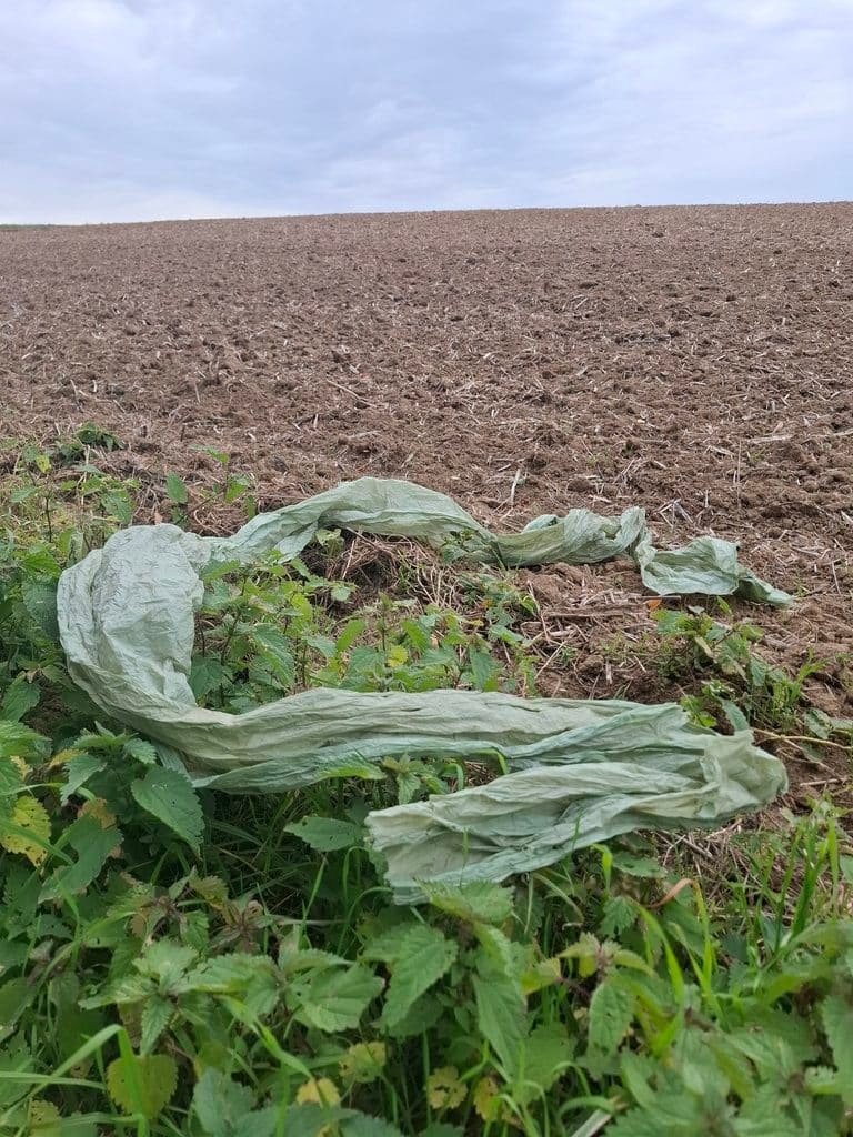 Inzwischen ein übliches Bild: Plastikmüll an und auf Äckern. Credits: Pugnalom