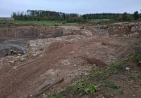 Mitten im NSG Gipskarstlandschaft bei Ührde, am Härkenstein, darf Bergbau betrieben werden. Credits: Pugnalom