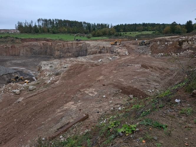 Mitten im NSG Gipskarstlandschaft bei Ührde, am Härkenstein, darf Bergbau betrieben werden. Credits: Pugnalom