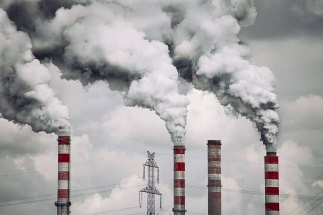 Noch wird CO2 ungenutzt in die Luft verblasen und heizt das Klima auf. Credits: Janusz Walczuk, pexels